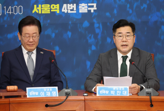 박찬대 더불어민주당 원내대표가 30일 국회에서 열린 최고위원회의에서 발언을 하고 있다. 연합뉴스