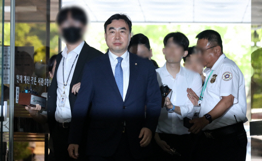윤관석 전 더불어민주당 국회의원이 지난해 8월 구속영장실질심사에 출석하는 모습. 뉴시스
