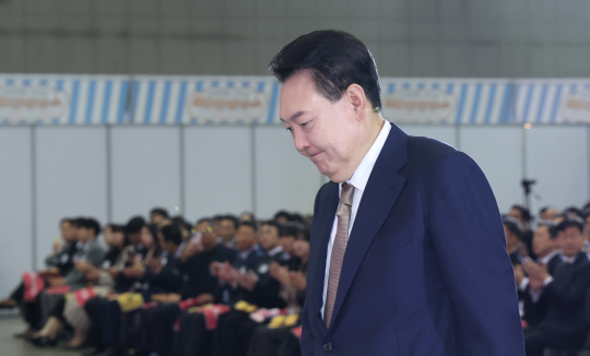 윤석열 대통령이 31일 경기도 고양시 킨텍스에서 열린 ‘2024 대한민국 소상공인대회 개막식’에 참석해 축사를 위해 단상으로 향하고 있다. 연합뉴스