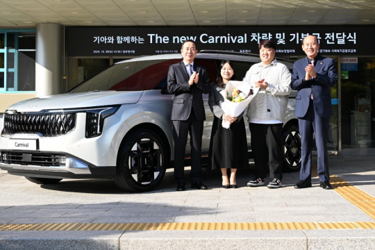 김준영·사공혜란 부부와 박형덕(오른쪽) 동두천시장, 정원정 기아 부사장이 동두천 오둥이 가정에 카니발 차량을 기부한 후 기념촬영을 하고 있다. 동두천시 제공