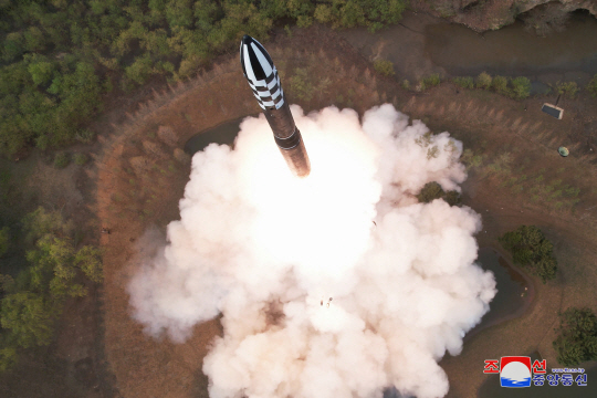 지난해 4월13일 시험발사한 고체연료 화성-18형 대륙간탄도미사일(ICBM) 발사 장면. 31일 평양에서 발사한 신형 고체연료 장거리탄도미사일은 다탄두미사일(MIRV) 성능 및 기능검증을 위한 화성-18형 시험발사 가능성이 높다는 분석이 제기된다. 조선중앙통신 캡처/연합뉴스