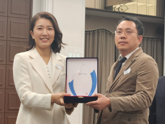 반주일(오른쪽) 상명대 교수가 지난 29일 ‘소비자권익증진상’ 을 수상하고 있다. 상명대 제공