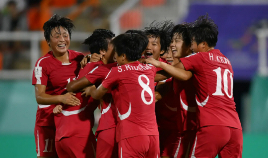 북한 U-17 여자 축구대표팀이 31일(한국시간) 도미니카공화국 산티아고 데로스 카바예로스의 치바오 스타디움에서 열린 미국과 2024 FIFA U-17 여자 월드컵 준결승에서 선제골을 넣은 뒤 기뻐하고 있다. FIFA 홈페이지 캡처