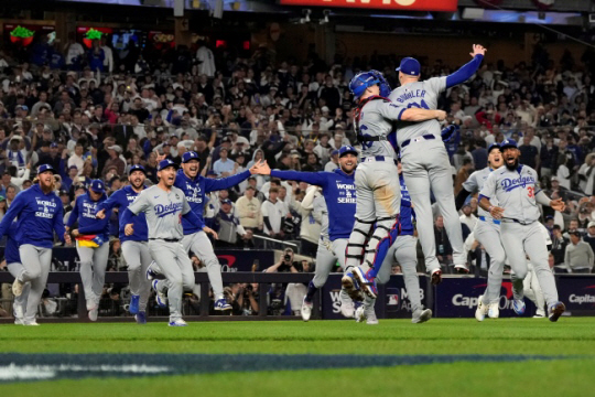 MLB LA 다저스 선수들이 31일 미국 뉴욕의 양키스타디움에서 열린 뉴욕 양키스와 2024 월드시리즈 5차전에서 7-6으로 승리해 우승이 확정되자 환호하고 있다. AP뉴시스