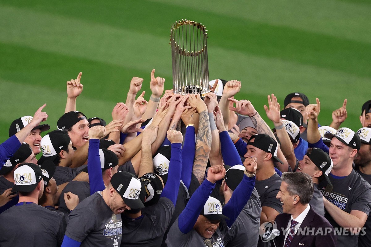 2024 MLB WS 우승 트로피를 맞잡은 다저스 선수단[게티이미지/AFP=연합뉴스]