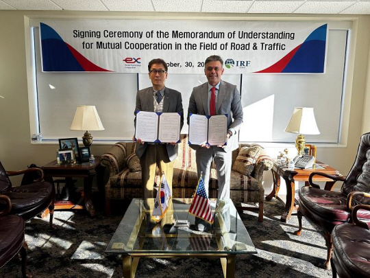 지난 30일 미국 워싱턴DC에서 함진규(왼쪽) 한국도로공사 사장과 마기드 엘라비야드(Magid Elabyad) 국제도로연맹 수석부사장이 업무협약 체결 후 기념촬영을 하고 있다. 한국도로공사 제공