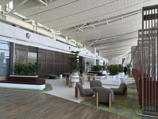 인천공항 제1여객터미널 면세지역 9번 탑승구 인근에 새롭게 조성된 복합테마공간 ‘가든9’ 모습. 인천국제공항공사 제공