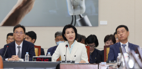 이진숙(가운데) 방송통신위원장. 뉴시스