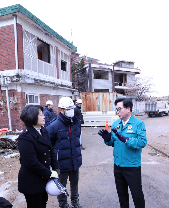 박일하(오른쪽) 동작구청장이 지난 1월 주택재개발정비사업 현장을 방문해 점검하고 있다. 동작구청 제공