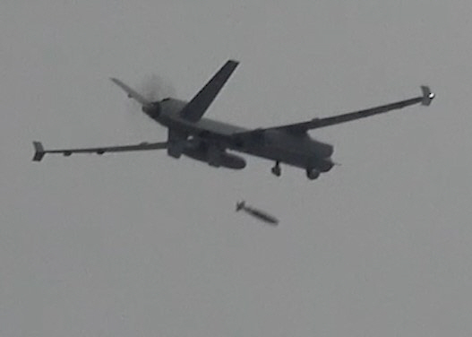 글로벌 호크가 실시간 포착한 표적 정보를 전달받은 미국 공군의 무인 공격기 MQ-9 리퍼가 1일 위성위치확인시스템(GPS) 유도 기능을 갖춘 GBU-38 합동정밀직격탄(JDAM)을 신속하게 목표지점에 투하해 정확하게 타격하는 폭격 능력을 선보이고 있다. 공군 제고