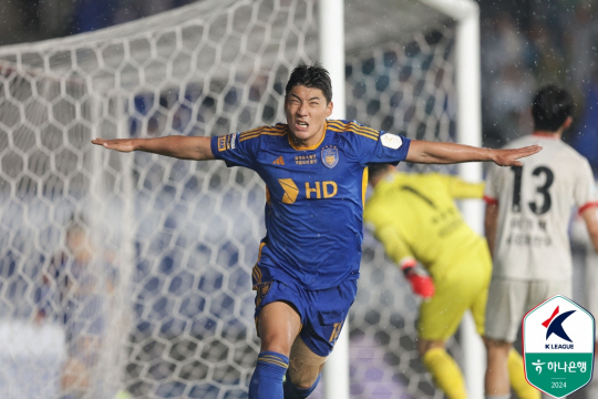 울산 HD의 주민규가 루빅손(오른쪽 두 번째)이 1일 울산종합운동장에서 열린 하나은행 K리그1 2024 36라운드 홈경기에서 후반 8분 골을 넣은 후 세리머니를 펼치고 있다. 한국프로축구연맹 제공