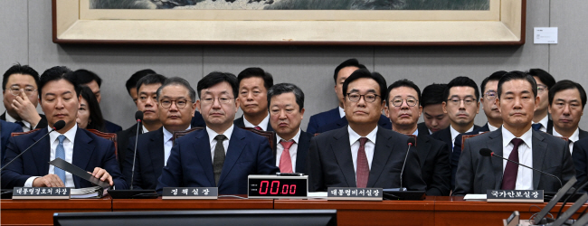 1일 오전 국회 운영위원회에서 열린 대통령실 등에 대한 국정감사에서 대통령실 관계자들이 출석해 있다. 앞줄 왼쪽부터 김성훈 대통령경호처 차장, 성태윤 정책실장, 정진석 대통령비서실장, 신원식 국가안보실장.  곽성호 기자