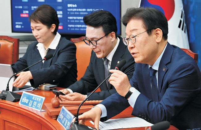 이재명(오른쪽) 더불어민주당 대표가 1일 오전 국회에서 열린 최고위원회의에서 발언하고 있다.  곽성호 기자