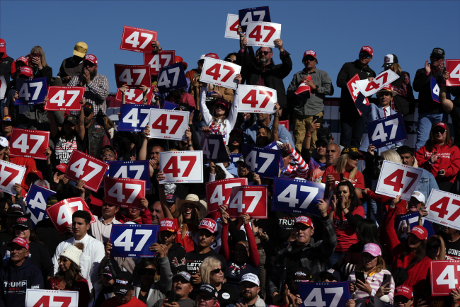 47대 미국 대통령을 뽑는 선거의 공화당 후보인 도널드 트럼프 전 대통령의 지지자들이 31일 뉴멕시코 앨버커키 유세에서 47대 대통령을 의미하는 ‘47’이 적힌 피켓을 들고 있다. AP 연합뉴스
