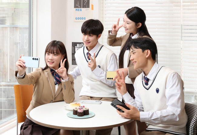 삼성전자 모델들이 1일 출시된 갤럭시 인공지능(AI) 탑재 보급형 스마트폰 ‘갤럭시 S24 팬에디션(FE)’으로 셀피를 촬영하고 있다.  삼성전자 제공