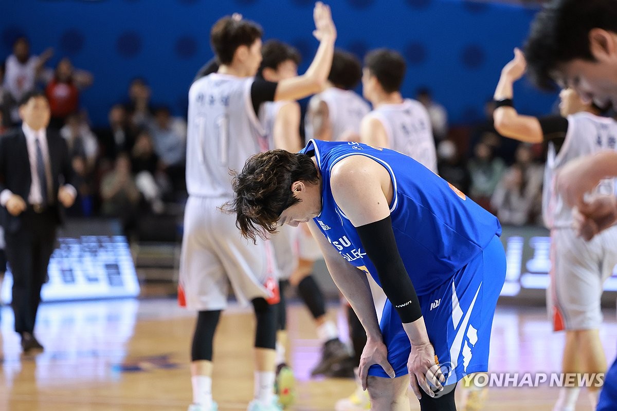 (서울=연합뉴스) 31일 서울 잠실실내체육관에서 열린 2024-2025 KCC 프로농구 정규리그 서울 삼성과 울산 현대모비스의 경기. 현대모비스 김국찬이 득점한 뒤 삼성 이정현이 아쉬워하고 있다. 2024.10.31