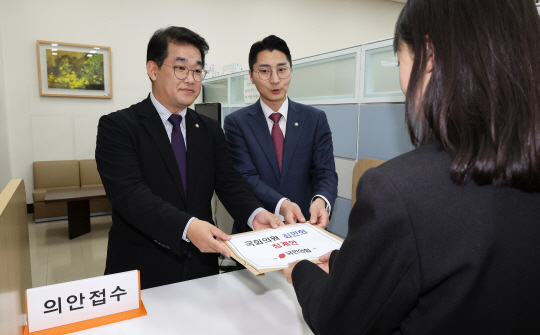 국민의힘 배준영 원내수석부대표(왼쪽)와 박준태 대변인이 지난달 25일 국회 의안과에서 최민희 더불어민주당 의원 징계안을 제출하고 있다. 연합뉴스