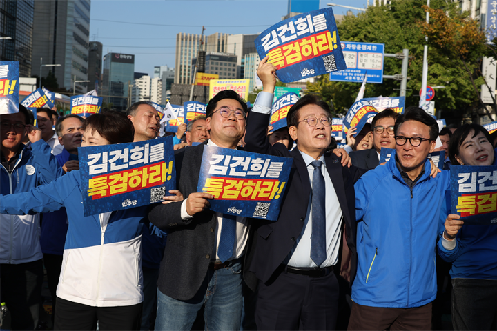 더불어민주당 이재명 대표, 박찬대 원내대표 등 지도부가 2일 서울 중구 서울역 일대에서 더불어민주당 주최로 열린 김건희 윤석열 국정농단 규탄·특검 촉구 국민행동의날에 참가해 구호를 외치고 있다. 연합뉴스