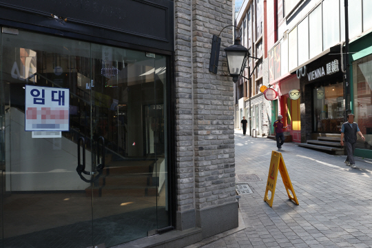 지난 9월 30일 서울 명동 거리 한 가게 앞에 붙은 임대 안내문.연합뉴스