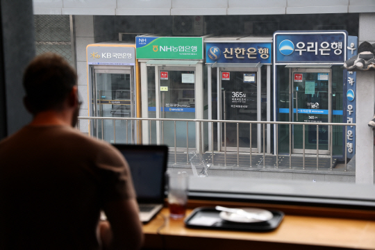 시중은행들이 지난 23일 기준금리 인하 영향을 반영해 잇따라 수신 금리를 낮추기 시작했다. 사진은 1일 서울시내 현금인출기. 연합뉴스