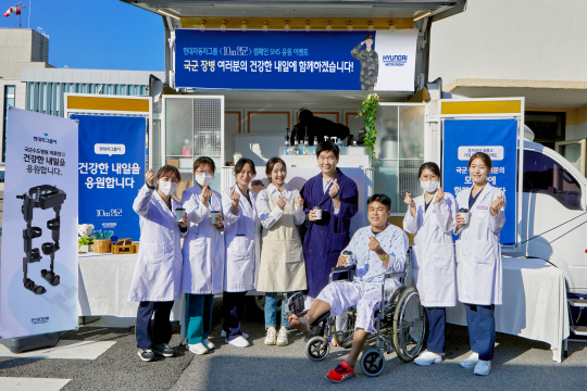 지난달 24일 국군수도병원에서 진행한 부상 군인들과 의료진을 위한 간식차 전달 모습. 현대차그룹 제공