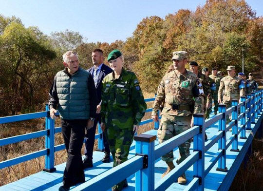 방한 중 DMZ를 둘러보고 있는 호세프 보렐 EU 외교안보 고위대표. 엑스(X·옛 트위터) 캡처