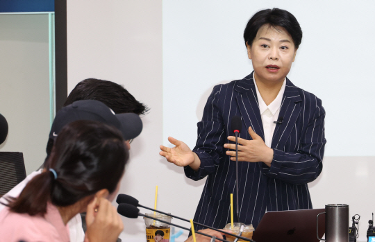 윤희숙 전 국민의힘 의원이 지난 10월 6일 오전 서울 여의도 국회 의원회관 간담회의실에서 국민의힘 3040세대 모임 ‘첫목회‘ 회원들을 대상으로 연금개혁과 관련한 강연을 하고 있다. 뉴시스