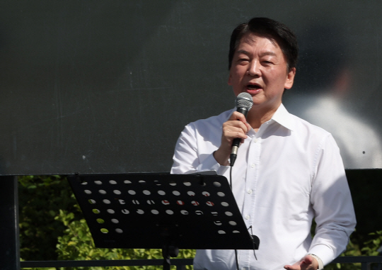 안철수 국민의힘 의원이 지난달 서울 용산구 대통령실 인근에서 열린 한국의학교육평가원 무력화 저지 결의대회에서 발언하고 있다. 뉴시스