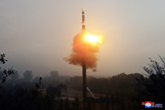 김정은 북한 국무위원장의 현지지도 아래 지난달 31일 아침 신형 대륙간탄도미사일(ICBM) ‘화성포-19형’ 시험발사를 성공적으로 단행했다고 조선중앙통신이 1일 보도했다. 이날 시험발사에 딸 주애도 참관했다. 조선중앙통신 연합뉴스