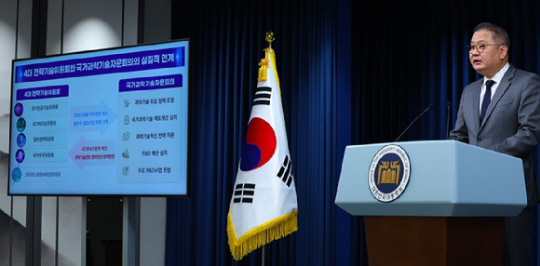 박상욱 과학기술수석이 3일 서울 용산 대통령실 청사에서 국가바이오위원회 출범 등과 관련된 브리핑을 하고 있다. 뉴시스