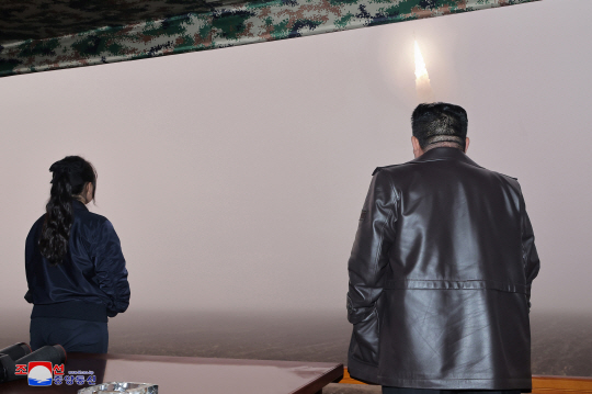 김정은 북한 국무위원장의 현지지도 아래 지난달 31일 아침 신형 대륙간탄도미사일(ICBM) ‘화성포-19형’ 시험발사를 성공적으로 단행했다고 조선중앙통신이 1일 보도했다. 이날 시험발사에 딸 주애도 참관했다. 조선중앙통신 캡처/연합뉴스