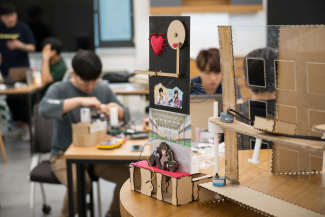 한양사이버대 학생들이 공학계열 실습에 참여하고 있는 모습. 한양사이버대는 지난 2020년 국내 사이버대 최초로 공학대학원을 설립했다.  한양사이버대 제공