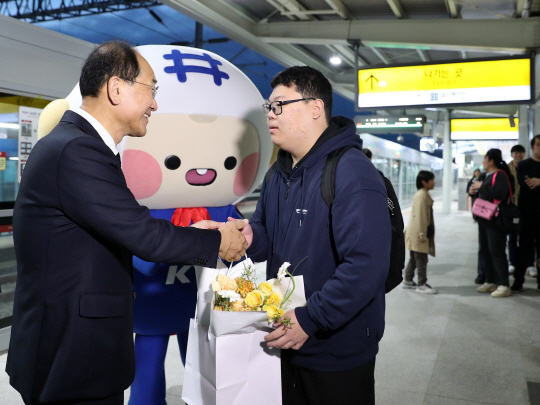 이성해 국가철도공단 이사장이 지난 2일 홍성역에서 첫 열차 탑승객에게 꽃다발과 기념품을 증정하고 있다. 국가철도공단 제공