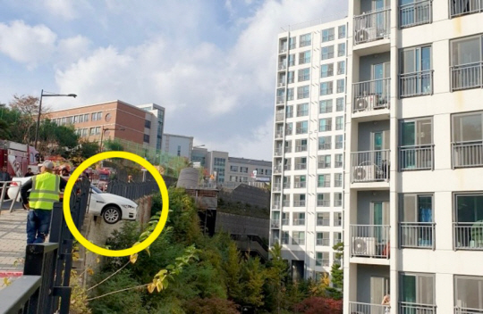 서울 성동구 옥수동에서 안전펜스 뚫고 난간에 매달린 차량. 연합뉴스 독자제공
