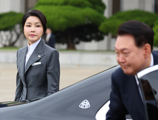 윤석열 대통령의 필리핀·싱가포르 국빈방문 및 한-아세안회의 참석 등 순방에 동행한 부인 김건희 여사가 지난달 성남 서울공항에서 공군 1호기에 탑승하기 위해 이동하고 있다. 뉴시스