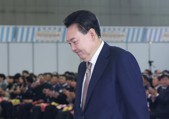 윤석열 대통령이 지난 10월 31일 경기도 고양시 킨텍스에서 열린 ‘2024 대한민국 소상공인대회 개막식’에 참석해 축사를 위해 단상으로 향하고 있다. 연합뉴스