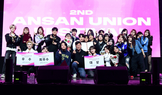 지난 2일 ‘제2회 안산유니온페스티벌’이 열린 경기 안산시 와스타디움 가설무대에서 이민근 안산시장과 경연 수상 팀원들이 기념촬영을 하고 있다. 안산시청 제공