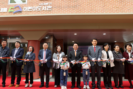 1일 열린 서대문구 남가좌새롬어린이도서관 재개관식에서 이성헌(오른쪽 여섯 번째 서대문구청장) 등 내빈과 어린이들이 테이프 커팅을 하고 있다.서대문구청 제공