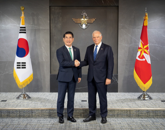 김용현(왼쪽) 국방부 장관과 호세프 보렐(오른쪽) EU 외교안보 고위대표가 4일 서울 용산 국방부 청사에서 양자회담을 갖기 전 악수하고 있다. 국방부 제공
