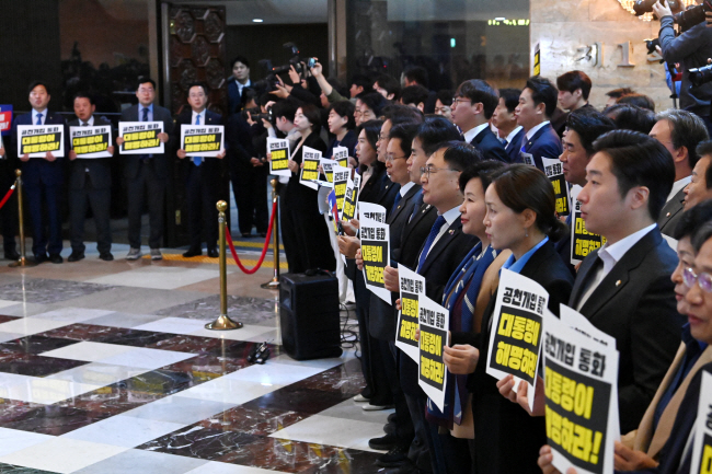 더불어민주당 의원들이 4일 오전 국회 본회의장 앞 로텐더홀에서 윤석열 대통령의 공천 개입 의혹 해명 등을 요구하며 피케팅을 하고 있다.  곽성호 기자
