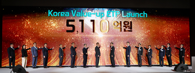 4일 서울 영등포구 콘래드호텔에서 열린 ‘한국자본시장 콘퍼런스 2024’에서 김병환(왼쪽 여덟 번째부터) 금융위원장, 정은보 한국거래소 이사장 등이 참석한 가운데 밸류업 ETP 상장식이 열리고 있다. 연합뉴스