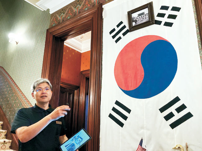 지난 1일(현지시간) 미국 워싱턴DC 주미대한제국공사관에서 만난 강임산 관장이 태극기를 가리키며 설명하고 있다 .