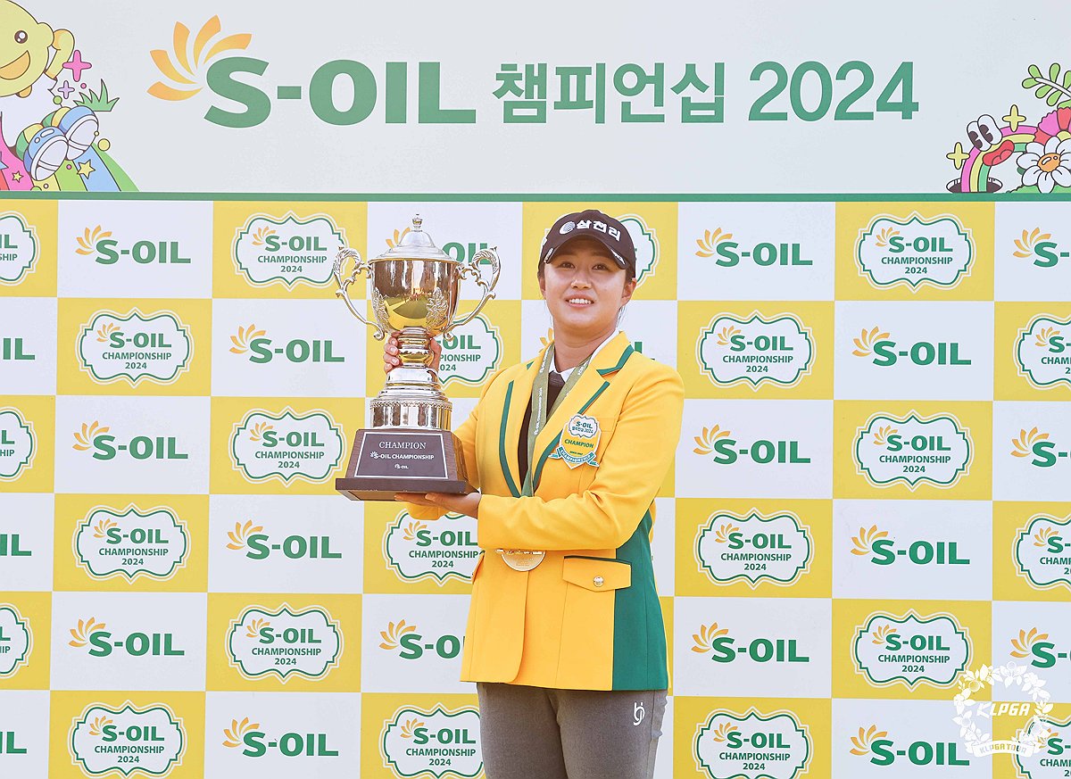 (서울=연합뉴스) 마다솜이 한국여자프로골프(KLPGA) 투어 에쓰오일 챔피언십(총상금 9억원) 정상에 올랐다. 사진은 이날 우승 트로피 든 마다솜. 2024.11.3 [KLPGA 제공. 재판매 및 DB 금지]