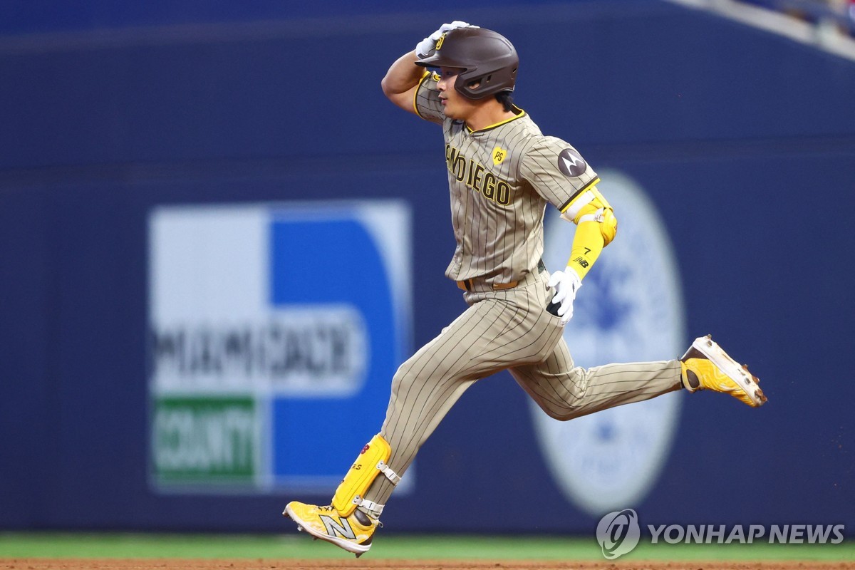헬멧 잡고 뛰는 김하성[AFP=연합뉴스]