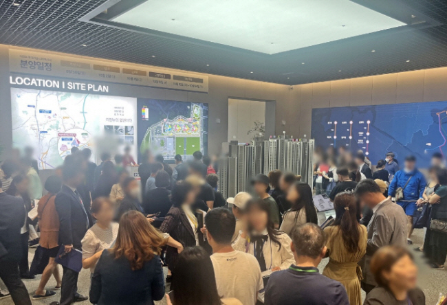 지난 10월 방문객들이 의정부 롯데캐슬 나리벡시티 견본주택을 둘러보고 있다. 나리벡시티는 미군 반환 공여지 개발로 조성된다. 롯데건설 제공