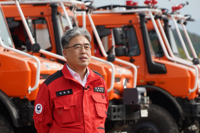 임상섭 산림청장이 지난달 29일 대구 달성군에서 실시된 ‘2024년 산불진화 합동훈련’에서 고성능 산불진화 차량의 출동 태세를 점검하고 있다.  산림청 제공
