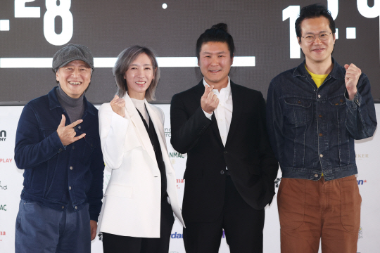 5일 서울 동작구 아트나인에서 열린 제50회 서울독립영화제 공식 기자회견에서 배우 권해효(왼쪽부터), 방은진 감독, 박경근 감독, 배우 백현진이 포즈를 취하고 있다. 연합뉴스