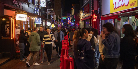 지난 10월 25일, 핼러윈데이를 앞두고 방문객들이 이태원 세계음식문화거리를 돌아다니고 있다. 용산구청 제공