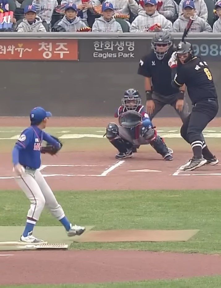 [서울=뉴시스] 2024년 10월 28일 열린 제10회 박찬호배 전국리틀야구대회 결승전에서 인천 서구 소속으로 출전해 인천 남동구를 상대중인 박석현.(사진=MBC Sports+ 공식 유튜브 영상 갈무리)