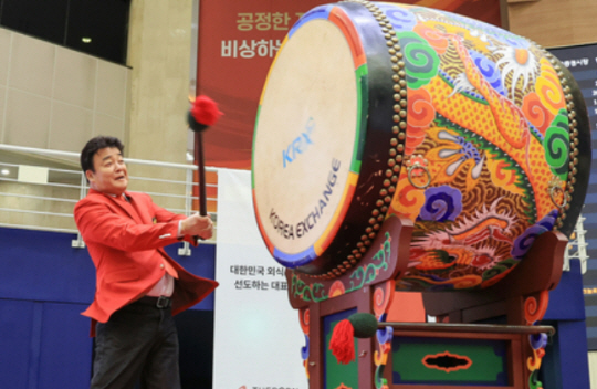백종원 더본코리아 대표가 6일 오전 서울 영등포구 여의도 한국거래소 홍보관에서 열린 더본코리아 코스피 상장 기념식에 참석해 기념북을 치고 있다. 연합뉴스